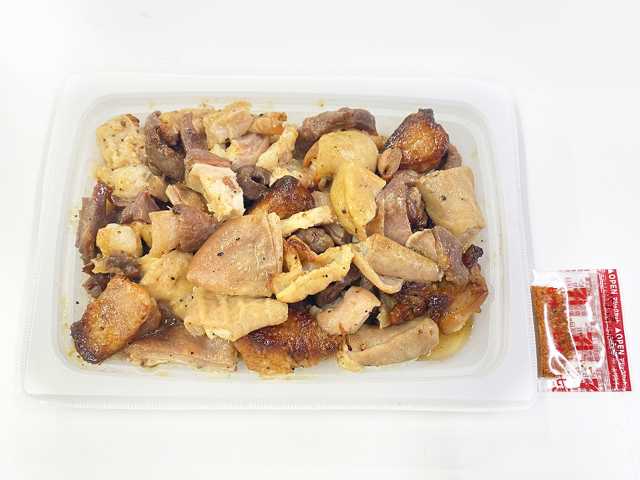 セブンイレブンの炭火焼ミックスホルモン（塩）を比較する。税込価格：430円、カロリー：289kcal、1円あたりカロリー：0.67kcal/円、たんぱく質：27g、1円あたりたんぱく質：0.06g/円、脂質：18.1g、炭水化物：4.4g、糖質：4.4g、食物繊維：0g、食塩相当量：2.7g。炭火で焼いたモツ，ハツ，ガツ，カシラを組み合わせた香ばしく食べ応えのあるおつまみです。アレルギー：小麦。
