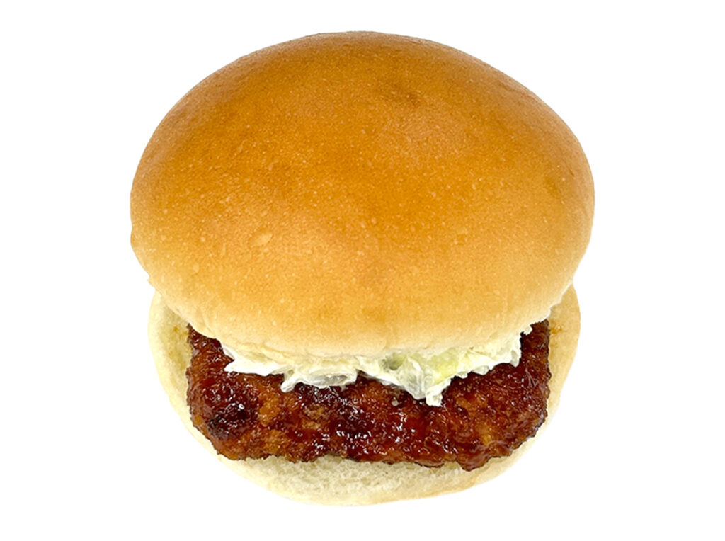 セブンイレブンの九州産華味鳥チキンカツバーガーを比較する。税込価格：400円、カロリー：514kcal、1円あたりカロリー：1.29kcal/円、たんぱく質：18.7g、1円あたりたんぱく質：0.05g/円、脂質：28.2g、炭水化物：47.6g、糖質：45.1g、食物繊維：2.5g、食塩相当量：2.1g。九州産華味鳥のチキンカツバーガーです。むね肉のやわらかな食感のチキンカツに、九州で好まれる甘めのソースを合わせました。アレルギー：卵、乳、小麦。