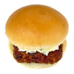 セブンイレブンの九州産華味鳥チキンカツバーガーを比較する。税込価格：400円、カロリー：514kcal、1円あたりカロリー：1.29kcal/円、たんぱく質：18.7g、1円あたりたんぱく質：0.05g/円、脂質：28.2g、炭水化物：47.6g、糖質：45.1g、食物繊維：2.5g、食塩相当量：2.1g。九州産華味鳥のチキンカツバーガーです。むね肉のやわらかな食感のチキンカツに、九州で好まれる甘めのソースを合わせました。アレルギー：卵、乳、小麦。