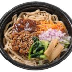 旨辛醤油だれの肉味噌まぜそば セブンイレブン 肉味噌、紫玉ねぎ、小松菜、ねぎ、もやし、メンマを組み合わせ、醤油ベースの旨辛だれを絡めて味わうまぜそば。