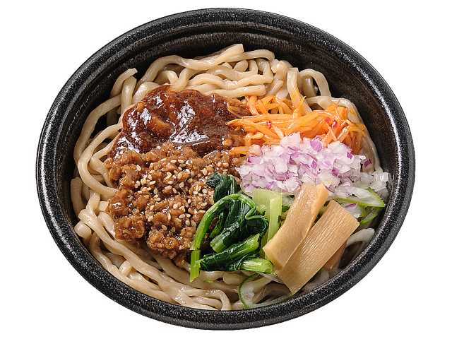 旨辛醤油だれの肉味噌まぜそば セブンイレブン 肉味噌、紫玉ねぎ、小松菜、ねぎ、もやし、メンマを組み合わせ、醤油ベースの旨辛だれを絡めて味わうまぜそば。