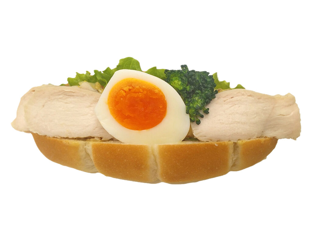 セブンイレブンのたんぱく質が摂れるチキンロールを比較する。税込価格：454円、カロリー：261kcal、1円あたりカロリー：0.58kcal/円、たんぱく質：26g、1円あたりたんぱく質：0.06g/円、脂質：7.1g、炭水化物：24.7g、糖質：22g、食物繊維：2.7g、食塩相当量：2.3g。チキンサラダと蒸し鶏、ブロッコリー、半熟卵を組み合わせた食べ応えのあるロールパン。原材料高騰により価格（税抜）を３９０円から４２０円に変更させていただきます。アレルギー：卵、乳、小麦。
