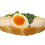 セブンイレブンのたんぱく質が摂れるチキンロールを比較する。税込価格：454円、カロリー：261kcal、1円あたりカロリー：0.58kcal/円、たんぱく質：26g、1円あたりたんぱく質：0.06g/円、脂質：7.1g、炭水化物：24.7g、糖質：22g、食物繊維：2.7g、食塩相当量：2.3g。チキンサラダと蒸し鶏、ブロッコリー、半熟卵を組み合わせた食べ応えのあるロールパン。原材料高騰により価格（税抜）を３９０円から４２０円に変更させていただきます。アレルギー：卵、乳、小麦。