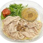 セブンイレブンのごまポン酢で食べる 豚しゃぶ冷製パスタを比較する。税込価格:572円、カロリー:564kcal、1円あたりカロリー:0.99kcal/円、たんぱく質:31g、1円あたりたんぱく質:0.05g/円、脂質:26.9g、炭水化物:52.4g、糖質:46.6g、食物繊維:5.8g、食塩相当量:4.6g。豚しゃぶ、水菜、トマトを使用し、ごまポン酢でさっぱりと食べられる冷製パスタです。アレルギー:卵、小麦。
