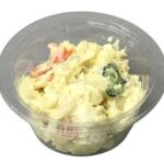 セブンイレブンの北海道産男爵のポテトサラダを比較する。税込価格：214円、カロリー：244kcal、1円あたりカロリー：1.14kcal/円、たんぱく質：2g、1円あたりたんぱく質：0.01g/円、脂質：16.3g、炭水化物：23.2g、糖質：21.2g、食物繊維：2g、食塩相当量：1.4g。野菜の味や食感を楽しめるシンプルな仕立てのポテトサラダです。アレルギー：卵。