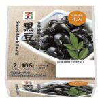 セブンイレブンの７プレミアム 黒豆を比較する。税込価格：181円、カロリー：106kcal、1円あたりカロリー：0.58kcal/円、たんぱく質：4.5g、1円あたりたんぱく質：0.02g/円、脂質：2.2g、炭水化物：19.5g、糖質：14.8g、食物繊維：4.7g、食塩相当量：0.3g。煮汁がたっぷり染み込んだ黒豆です。２回に分けて便利に食べることができます。アレルギー：なし。