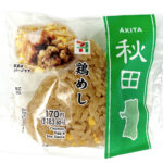 セブンイレブンの鶏の旨み引き立つ 鶏めしおむすびを比較する。税込価格：184円、カロリー：182kcal、1円あたりカロリー：0.99kcal/円、たんぱく質：7.9g、1円あたりたんぱく質：0.04g/円、脂質：2.1g、炭水化物：33.6g、糖質：32.3g、食物繊維：1.3g、食塩相当量：1.4g。鶏肉の旨味を感じる炊き込み御飯に玉子そぼろを混ぜこみ、鶏肉煮と鶏そぼろを中具に入れたおにぎりです。アレルギー：卵、小麦。