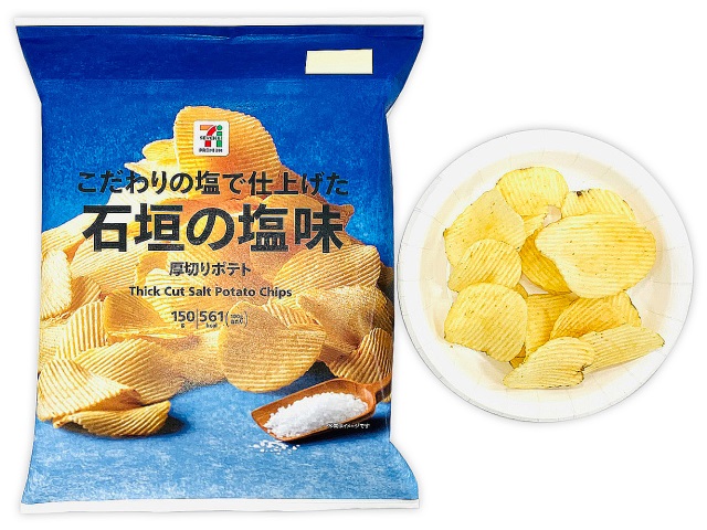 セブンイレブンの７プレミアム 厚切りポテト 石垣の塩味を比較する。税込価格：279円、カロリー：561kcal、1円あたりカロリー：2.01kcal/円、たんぱく質：5g、1円あたりたんぱく質：0.02g/円、脂質：37.8g、炭水化物：52.1g、糖質：48.4g、食物繊維：3.7g、食塩相当量：0.9g。じゃがいものおいしさを引き立てる石垣の塩で味付けした厚切りポテトチップスです。アレルギー：なし。