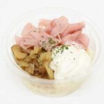 牛乳ムースと食べるいぶりがっこポテトサラダ セブンイレブン コクと旨みのあるポテトサラダの上に秋田県の郷土食である「いぶりがっこ」とクリーミーな牛乳ムース，ポークハムを盛り付けました。