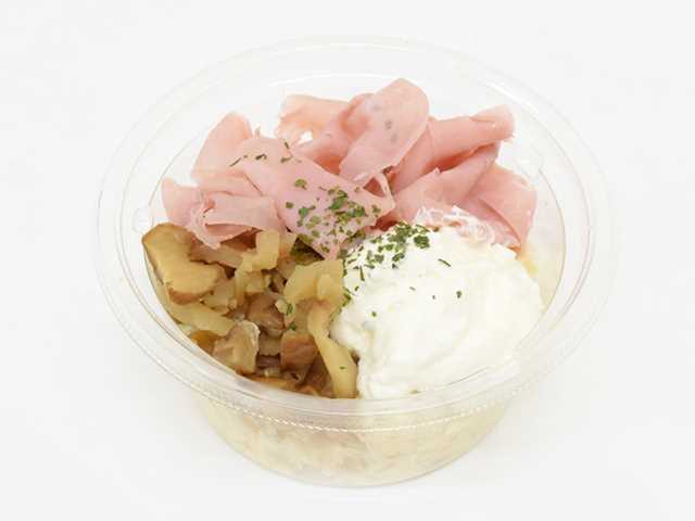 牛乳ムースと食べるいぶりがっこポテトサラダ セブンイレブン コクと旨みのあるポテトサラダの上に秋田県の郷土食である「いぶりがっこ」とクリーミーな牛乳ムース，ポークハムを盛り付けました。