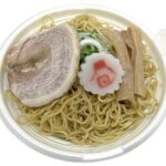 セブンイレブンのどこか懐かしい あっさり本格中華そばを比較する。税込価格：594円、カロリー：478kcal、1円あたりカロリー：0.80kcal/円、たんぱく質：22.3g、1円あたりたんぱく質：0.04g/円、脂質：8.3g、炭水化物：80.4g、糖質：76.8g、食物繊維：3.6g、食塩相当量：5.6g。丁寧に炊き出した鶏がら、豚がらと魚介等の素材の風味豊かなあっさりとした中華そばです。アレルギー：卵、乳、小麦。