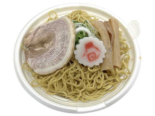セブンイレブンのどこか懐かしい あっさり本格中華そばを比較する。税込価格：594円、カロリー：478kcal、1円あたりカロリー：0.80kcal/円、たんぱく質：22.3g、1円あたりたんぱく質：0.04g/円、脂質：8.3g、炭水化物：80.4g、糖質：76.8g、食物繊維：3.6g、食塩相当量：5.6g。丁寧に炊き出した鶏がら、豚がらと魚介等の素材の風味豊かなあっさりとした中華そばです。アレルギー：卵、乳、小麦。