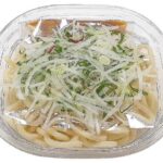セブンイレブンの冷しごま汁うどんを比較する。税込価格：464円、カロリー：544kcal、1円あたりカロリー：1.17kcal/円、たんぱく質：12.7g、1円あたりたんぱく質：0.03g/円、脂質：7.7g、炭水化物：109.2g、糖質：102.8g、食物繊維：6.4g、食塩相当量：3.9g。練りごま・すりごまに、2種の味噌を合わせたコク深い濃厚つゆで味わううどんです。食感の良い薬味を添えました。アレルギー：小麦。