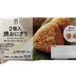 セブンイレブンの７プレミアム ２個入 焼おにぎりを比較する。税込価格：214円、カロリー：164kcal、1円あたりカロリー：0.77kcal/円、たんぱく質：4.3g、1円あたりたんぱく質：0.02g/円、脂質：0.6g、炭水化物：35.5g、糖質：35.1g、食物繊維：0.4g、食塩相当量：1.2g。鶏そぼろを加えて更に美味しく仕上げた、焼おにぎり（２個入）です。アレルギー：小麦。