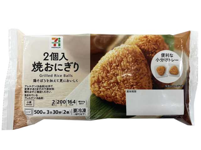 セブンイレブンの７プレミアム ２個入 焼おにぎりを比較する。税込価格：214円、カロリー：164kcal、1円あたりカロリー：0.77kcal/円、たんぱく質：4.3g、1円あたりたんぱく質：0.02g/円、脂質：0.6g、炭水化物：35.5g、糖質：35.1g、食物繊維：0.4g、食塩相当量：1.2g。鶏そぼろを加えて更に美味しく仕上げた、焼おにぎり（２個入）です。アレルギー：小麦。