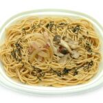 セブンイレブンのきのこの和風パスタ(大盛)を比較する。税込価格:430円、カロリー:540kcal、1円あたりカロリー:1.26kcal/円、たんぱく質:23.7g、1円あたりたんぱく質:0.06g/円、脂質:12.1g、炭水化物:87.4g、糖質:80.7g、食物繊維:6.7g、食塩相当量:5.3g。北海道産のぶなしめじやエリンギ、まいたけを使用し、きのこの旨みを活かした和風味のパスタです。アレルギー:卵、乳、小麦。