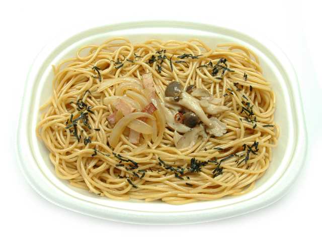 セブンイレブンのきのこの和風パスタ（大盛）を比較する。税込価格：430円、カロリー：540kcal、1円あたりカロリー：1.26kcal/円、たんぱく質：23.7g、1円あたりたんぱく質：0.06g/円、脂質：12.1g、炭水化物：87.4g、糖質：80.7g、食物繊維：6.7g、食塩相当量：5.3g。北海道産のぶなしめじやエリンギ、まいたけを使用し、きのこの旨みを活かした和風味のパスタです。アレルギー：卵、乳、小麦。