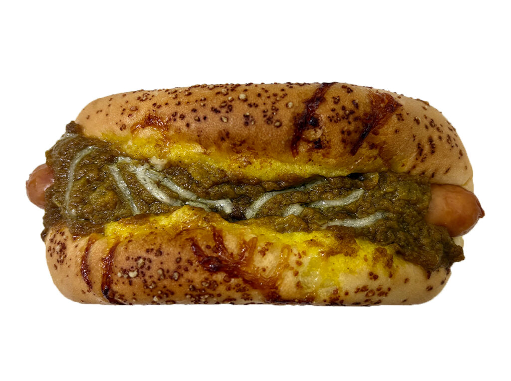 スパイス香るカレーソーセージドッグ セブンイレブン 玉ねぎの甘味とスパイスが効いたカレーフィリングとソーセージをトッピングした惣菜パン。