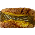 スパイス香るカレーソーセージドッグ セブンイレブン 玉ねぎの甘味とスパイスが効いたカレーフィリングとソーセージをトッピングした惣菜パン。