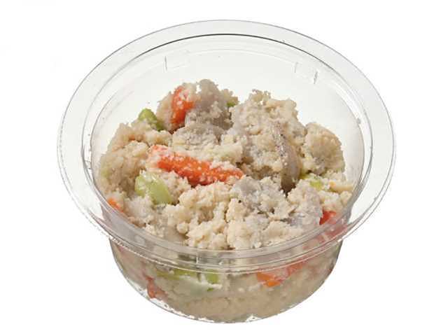 セブンイレブンのごろっと根菜のしっとりおからを比較する。税込価格：214円、カロリー：145kcal、1円あたりカロリー：0.68kcal/円、たんぱく質：5.4g、1円あたりたんぱく質：0.03g/円、脂質：7g、炭水化物：20g、糖質：10.4g、食物繊維：9.6g、食塩相当量：2g。ごろっと大き目にカットしたごぼうや人参、れんこん等の根菜に枝豆を加えた健康感のあるおからサラダです。アレルギー：小麦。