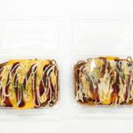 セブンイレブンのオムそば。税込価格：430円、カロリー：469kcal、たんぱく質：15g、脂質：16.6g、炭水化物：68.6g、糖質：61.4g、食物繊維：7.2g、食塩相当量：5.2g。ソース焼そばに玉子シート、マヨネーズ、お好みソース、あおさ粉をかけたオムそばです。アレルギー：卵、小麦。
