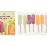 セブンイレブンの７プレミアム ４種のフルーツバーマルチを比較する。税込価格：365円、カロリー：488kcal、1円あたりカロリー：1.34kcal/円、たんぱく質：0.2g、1円あたりたんぱく質：0.01未満g/円、脂質：0g、炭水化物：122.2g、糖質：121.4g、食物繊維：0.8g、食塩相当量：0.1g。年間を通じて楽しめるフレーバーをアソート化した、本物のフルーツのような味わいと食感にこだわったアイスバーです。アレルギー：なし。