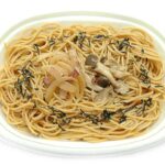 セブンイレブンのきのこの和風パスタ（大盛）を比較する。税込価格：430円、カロリー：532kcal、1円あたりカロリー：1.24kcal/円、たんぱく質：22.9g、1円あたりたんぱく質：0.05g/円、脂質：10.4g、炭水化物：89.5g、糖質：83.7g、食物繊維：5.8g、食塩相当量：7.3g。ぶなしめじ、エリンギ、まいたけを使用し、きのこの旨みを活かした和風味のパスタです。アレルギー：卵、乳、小麦。