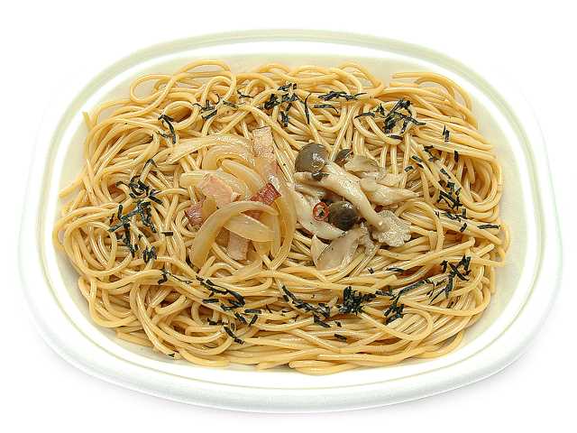 セブンイレブンのきのこの和風パスタ（大盛）を比較する。税込価格：430円、カロリー：532kcal、1円あたりカロリー：1.24kcal/円、たんぱく質：22.9g、1円あたりたんぱく質：0.05g/円、脂質：10.4g、炭水化物：89.5g、糖質：83.7g、食物繊維：5.8g、食塩相当量：7.3g。ぶなしめじ、エリンギ、まいたけを使用し、きのこの旨みを活かした和風味のパスタです。アレルギー：卵、乳、小麦。