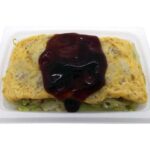 セブンイレブンのとろーりチーズのとん平焼きを比較する。税込価格：397円、カロリー：320kcal、1円あたりカロリー：0.81kcal/円、たんぱく質：14.4g、1円あたりたんぱく質：0.04g/円、脂質：22.4g、炭水化物：15.7g、糖質：14.5g、食物繊維：1.2g、食塩相当量：2.2g。鉄板焼きメニューの定番「とん平焼き」の品揃えです。鉄板で一枚一枚焼き上げ、とろけるチーズソースにはチェダー，モッツアレラ，パルメザンを使用しています。アレルギー：卵、乳、小麦。