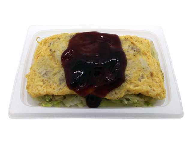 セブンイレブンのとろーりチーズのとん平焼きを比較する。税込価格：397円、カロリー：320kcal、1円あたりカロリー：0.81kcal/円、たんぱく質：14.4g、1円あたりたんぱく質：0.04g/円、脂質：22.4g、炭水化物：15.7g、糖質：14.5g、食物繊維：1.2g、食塩相当量：2.2g。鉄板焼きメニューの定番「とん平焼き」の品揃えです。鉄板で一枚一枚焼き上げ、とろけるチーズソースにはチェダー，モッツアレラ，パルメザンを使用しています。アレルギー：卵、乳、小麦。