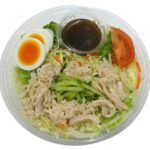 セブンイレブンの但馬の味どりのシャキシャキ野菜サラダを比較する。税込価格：495円、カロリー：161kcal、1円あたりカロリー：0.33kcal/円、たんぱく質：17.5g、1円あたりたんぱく質：0.04g/円、脂質：6.4g、炭水化物：9.4g、糖質：7.1g、食物繊維：2.3g、食塩相当量：3.6g。但馬の味どりのむね肉と野菜を柚子胡椒ドレッシングで食べるサラダです。アレルギー：卵、小麦。