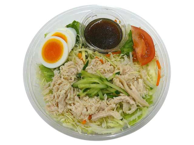 セブンイレブンの但馬の味どりのシャキシャキ野菜サラダを比較する。税込価格：495円、カロリー：161kcal、1円あたりカロリー：0.33kcal/円、たんぱく質：17.5g、1円あたりたんぱく質：0.04g/円、脂質：6.4g、炭水化物：9.4g、糖質：7.1g、食物繊維：2.3g、食塩相当量：3.6g。但馬の味どりのむね肉と野菜を柚子胡椒ドレッシングで食べるサラダです。アレルギー：卵、小麦。