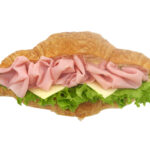セブンイレブンのクロワッサンサンド ハム＆チーズを比較する。税込価格：430円、カロリー：429kcal、1円あたりカロリー：1.00kcal/円、たんぱく質：9.5g、1円あたりたんぱく質：0.02g/円、脂質：32.7g、炭水化物：24.7g、糖質：23.5g、食物繊維：1.2g、食塩相当量：1.8g。ふんわりとした食感のクロワッサンでポークハムとチーズ、リーフレタスにオニオンマスタードマヨネーズを挟みました。アレルギー：卵、乳、小麦。