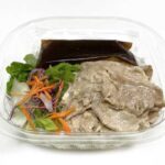セブンイレブンの豚しゃぶのパスタサラダを比較する。税込価格：397円、カロリー：358kcal、1円あたりカロリー：0.90kcal/円、たんぱく質：17g、1円あたりたんぱく質：0.04g/円、脂質：11.2g、炭水化物：49.2g、糖質：45.2g、食物繊維：4g、食塩相当量：3.1g。豚しゃぶ等の具材にノンオイル青じそをかけて、さっぱり食べていただけるパスタサラダです。アレルギー：卵、小麦。