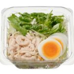 蒸し鶏と玉子のサラダ セブンイレブン 様々な野菜に蒸し鶏や玉子を組み合わせた彩りが良く食感を楽しめるサラダです。