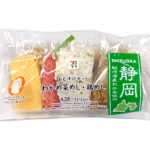 セブンイレブンのわかめ菜めしと鶏めしのおむすびセットを比較する。税込価格：473円、カロリー：487kcal、1円あたりカロリー：1.03kcal/円、たんぱく質：14.9g、1円あたりたんぱく質：0.03g/円、脂質：14.1g、炭水化物：76.7g、糖質：73.3g、食物繊維：3.4g、食塩相当量：4g。２種類のおむすびと定番おかずを組み合わせた商品です。アレルギー：卵、乳、小麦。