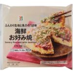 セブンイレブンの７プレミアム 海鮮お好み焼。税込価格：333円、カロリー：318kcal、たんぱく質：13g、脂質：12.7g、炭水化物：39.7g、糖質：36.2g、食物繊維：3.5g、食塩相当量：3.5g。ふんわり食感の生地と魚介のうま味が特長の海鮮お好み焼です。アレルギー：卵、小麦、えび。