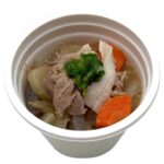 セブンイレブンの３種合せ味噌のコク旨豚汁 青森県産地養豚使用を比較する。税込価格：354円、カロリー：211kcal、1円あたりカロリー：0.60kcal/円、たんぱく質：11.4g、1円あたりたんぱく質：0.03g/円、脂質：14.3g、炭水化物：10.6g、糖質：7.7g、食物繊維：2.9g、食塩相当量：2.1g。甘みと旨味の強い青森県産地養豚を使用した豚汁です。３種類の味噌で風味豊かに仕立てました。アレルギー：小麦。