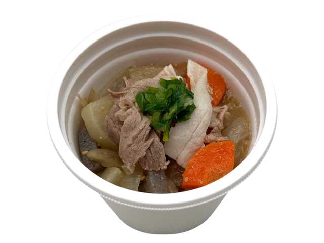 セブンイレブンの３種合せ味噌のコク旨豚汁 青森県産地養豚使用を比較する。税込価格：354円、カロリー：211kcal、1円あたりカロリー：0.60kcal/円、たんぱく質：11.4g、1円あたりたんぱく質：0.03g/円、脂質：14.3g、炭水化物：10.6g、糖質：7.7g、食物繊維：2.9g、食塩相当量：2.1g。甘みと旨味の強い青森県産地養豚を使用した豚汁です。３種類の味噌で風味豊かに仕立てました。アレルギー：小麦。