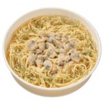 セブンイレブンのあさりのボンゴレスパゲティを比較する。税込価格：518円、カロリー：471kcal、1円あたりカロリー：0.91kcal/円、たんぱく質：20.2g、1円あたりたんぱく質：0.04g/円、脂質：11.3g、炭水化物：75.3g、糖質：69.1g、食物繊維：6.2g、食塩相当量：3.9g。あさりの旨味がつまったソースに、ふっくらと仕上げたあさりを組み合わせたパスタです。アレルギー：小麦、かに。