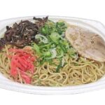 セブンイレブンのコク旨豚骨焼ラーメンを比較する。税込価格：518円、カロリー：706kcal、1円あたりカロリー：1.36kcal/円、たんぱく質：26.3g、1円あたりたんぱく質：0.05g/円、脂質：30g、炭水化物：86.6g、糖質：78.8g、食物繊維：7.8g、食塩相当量：4.5g。旨味のある豚骨タレに黒マー油と焦がしネギ油の風味が味わえる焼ラーメンです。アレルギー：卵、乳、小麦。
