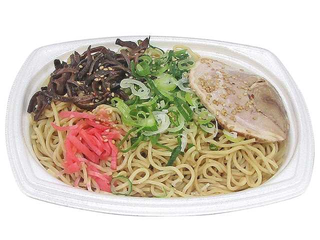 セブンイレブンのコク旨豚骨焼ラーメンを比較する。税込価格：518円、カロリー：706kcal、1円あたりカロリー：1.36kcal/円、たんぱく質：26.3g、1円あたりたんぱく質：0.05g/円、脂質：30g、炭水化物：86.6g、糖質：78.8g、食物繊維：7.8g、食塩相当量：4.5g。旨味のある豚骨タレに黒マー油と焦がしネギ油の風味が味わえる焼ラーメンです。アレルギー：卵、乳、小麦。
