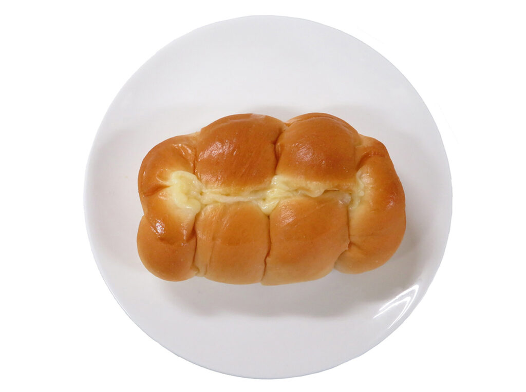 セブンイレブンの７プレミアム ちくわパン ツナを比較する。税込価格：171円、カロリー：205kcal、1円あたりカロリー：1.20kcal/円、たんぱく質：8.3g、1円あたりたんぱく質：0.05g/円、脂質：6.9g、炭水化物：28.4g、糖質：26.2g、食物繊維：2.2g、食塩相当量：1.2g。ツナサラダを詰めたちくわにふんわりとしたパン生地を巻きつけ、マヨネーズソースをのせて焼き上げました。アレルギー：卵、乳、小麦。