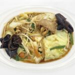 セブンイレブンの１／２日分の野菜が摂れる 野菜炒めを比較する。税込価格：484円、カロリー：222kcal、1円あたりカロリー：0.46kcal/円、たんぱく質：10g、1円あたりたんぱく質：0.02g/円、脂質：11.6g、炭水化物：23.5g、糖質：15.4g、食物繊維：8.1g、食塩相当量：3.5g。高温短時間で炒めることで香ばしく仕上げた野菜炒めです。中華料理店で提供されるような大皿タイプで設計しました。アレルギー：卵、小麦。