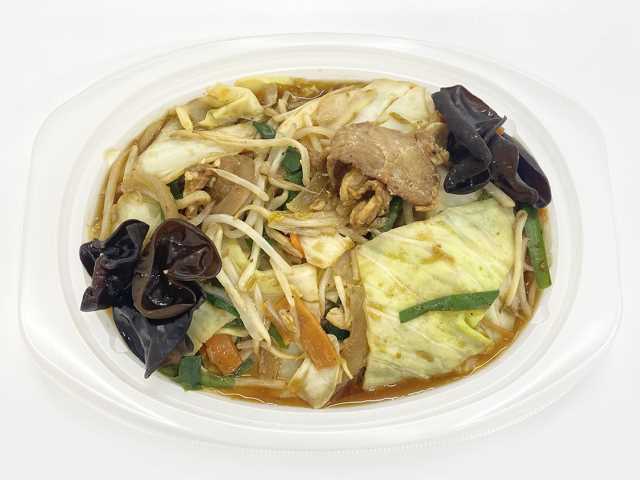 セブンイレブンの１／２日分の野菜が摂れる 野菜炒めを比較する。税込価格：484円、カロリー：222kcal、1円あたりカロリー：0.46kcal/円、たんぱく質：10g、1円あたりたんぱく質：0.02g/円、脂質：11.6g、炭水化物：23.5g、糖質：15.4g、食物繊維：8.1g、食塩相当量：3.5g。高温短時間で炒めることで香ばしく仕上げた野菜炒めです。中華料理店で提供されるような大皿タイプで設計しました。アレルギー：卵、小麦。