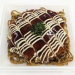 セブンイレブンの豚玉＆焼そばを比較する。税込価格：551円、カロリー：551kcal、1円あたりカロリー：1.00kcal/円、たんぱく質：16.7g、1円あたりたんぱく質：0.03g/円、脂質：24.1g、炭水化物：69.4g、糖質：64.1g、食物繊維：5.3g、食塩相当量：4.5g。ふんわり生地の豚玉と焼そばを組み合わせました。むろ節、かつお、昆布のだしを効かせた仕立て。アレルギー：卵、小麦。