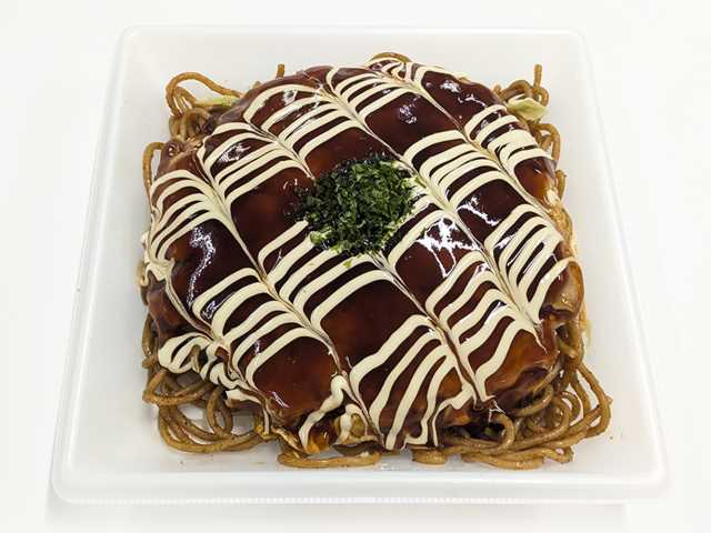 セブンイレブンの豚玉＆焼そばを比較する。税込価格：551円、カロリー：551kcal、1円あたりカロリー：1.00kcal/円、たんぱく質：16.7g、1円あたりたんぱく質：0.03g/円、脂質：24.1g、炭水化物：69.4g、糖質：64.1g、食物繊維：5.3g、食塩相当量：4.5g。ふんわり生地の豚玉と焼そばを組み合わせました。むろ節、かつお、昆布のだしを効かせた仕立て。アレルギー：卵、小麦。