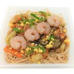 セブンイレブンの海老と野菜の焼ビーフンを比較する。税込価格：432円、カロリー：332kcal、1円あたりカロリー：0.77kcal/円、たんぱく質：7g、1円あたりたんぱく質：0.02g/円、脂質：12.2g、炭水化物：50.1g、糖質：46.8g、食物繊維：3.3g、食塩相当量：3.6g。海老の旨味と香ばしく炒めた野菜を感じられるビーフンです。オイスターソースを使用し、海鮮の旨味を引き立てた味わいに仕上げています。アレルギー：卵、乳、小麦、えび、かに。