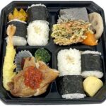 セブンイレブンの俵むすび幕の内を比較する。税込価格：700円、カロリー：485kcal、1円あたりカロリー：0.69kcal/円、たんぱく質：18.6g、1円あたりたんぱく質：0.03g/円、脂質：12.8g、炭水化物：75.7g、糖質：72.2g、食物繊維：3.5g、食塩相当量：3.7g。食べやすい小さめの俵むすびに、バラエティに富んだおかずを組み合わせた幕の内弁当です。アレルギー：卵、小麦、えび、かに。