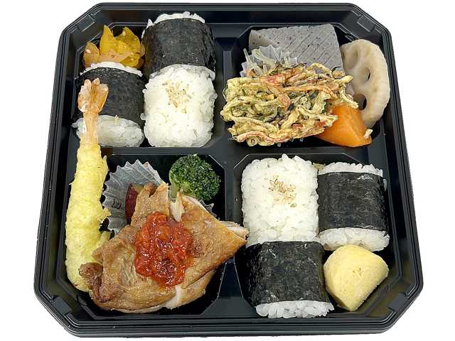 セブンイレブンの俵むすび幕の内を比較する。税込価格：700円、カロリー：485kcal、1円あたりカロリー：0.69kcal/円、たんぱく質：18.6g、1円あたりたんぱく質：0.03g/円、脂質：12.8g、炭水化物：75.7g、糖質：72.2g、食物繊維：3.5g、食塩相当量：3.7g。食べやすい小さめの俵むすびに、バラエティに富んだおかずを組み合わせた幕の内弁当です。アレルギー：卵、小麦、えび、かに。